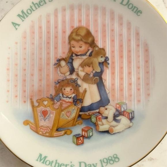 2/$25 Vintage Avon A Mother's Work Is Never Done Mother's Day Plate 1988 - Picture 4 of 4